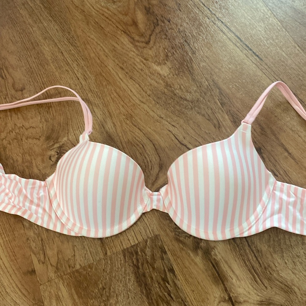 Victoria’s Secret bra, 32C
